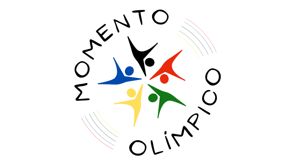 Logo do Projeto Momento Olímpico.
No centro cinco pictogramas representas figuras humanas nas cores preto, azul, amarelo, verde e vermelho. Eles formam uma estrela. Ao redor linhas circulares nas mesmas cores e o nome Momento Olímpico também em forma circular.